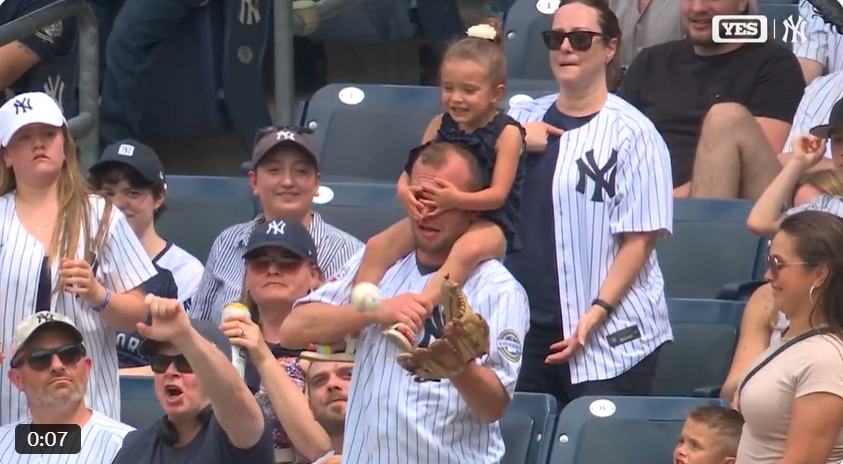 MLB》女兒調皮遮眼！　洋基迷老爹竟奇蹟接到飛球